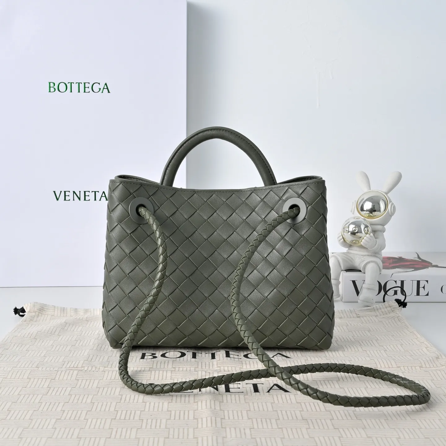 Batch 1860 B's 2023 spring and summer new style continues the brand's woven pattern style with detailed metal knot switch buckles. This time, the shoulder straps are also made into tube weaves, showing different craftsmanship. The carrying method is versatile to create more different styles. Intrecciato woven leather small handbag, equipped with sliding crossbody strap. Internal compartments, including 1 zipper pocket and 2 open pockets. Magnetic buckle closure. Size: 25*20*10cm Model: 7463